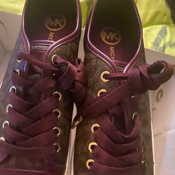 Michae Kors Sneakers - Picture 5 of 7